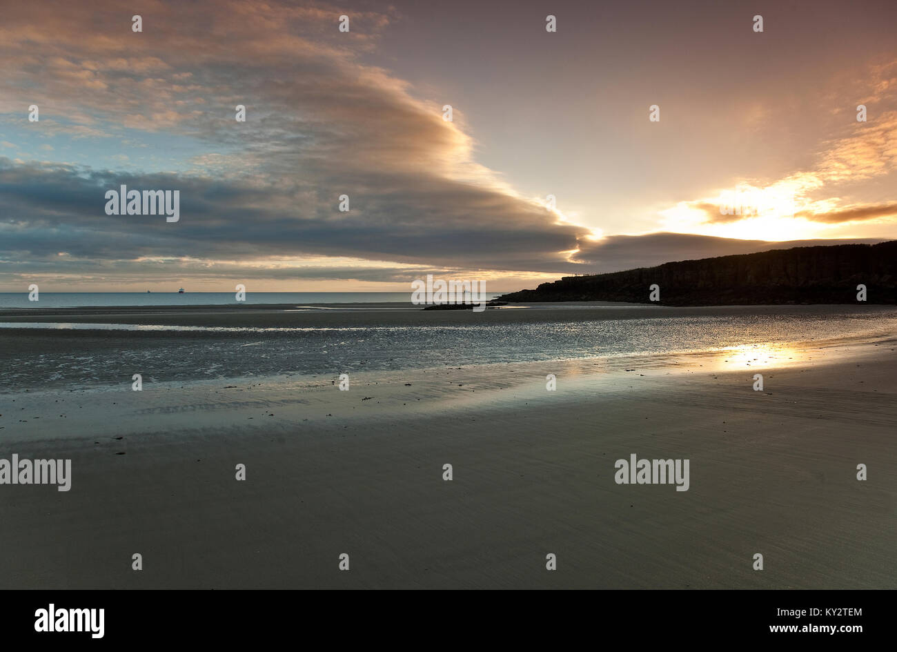 Sonnenaufgang am Lligwy Beach (Traeth Lligwy) auf der Isle of Anglesey, Nord Wales UK, Sommer Stockfoto
