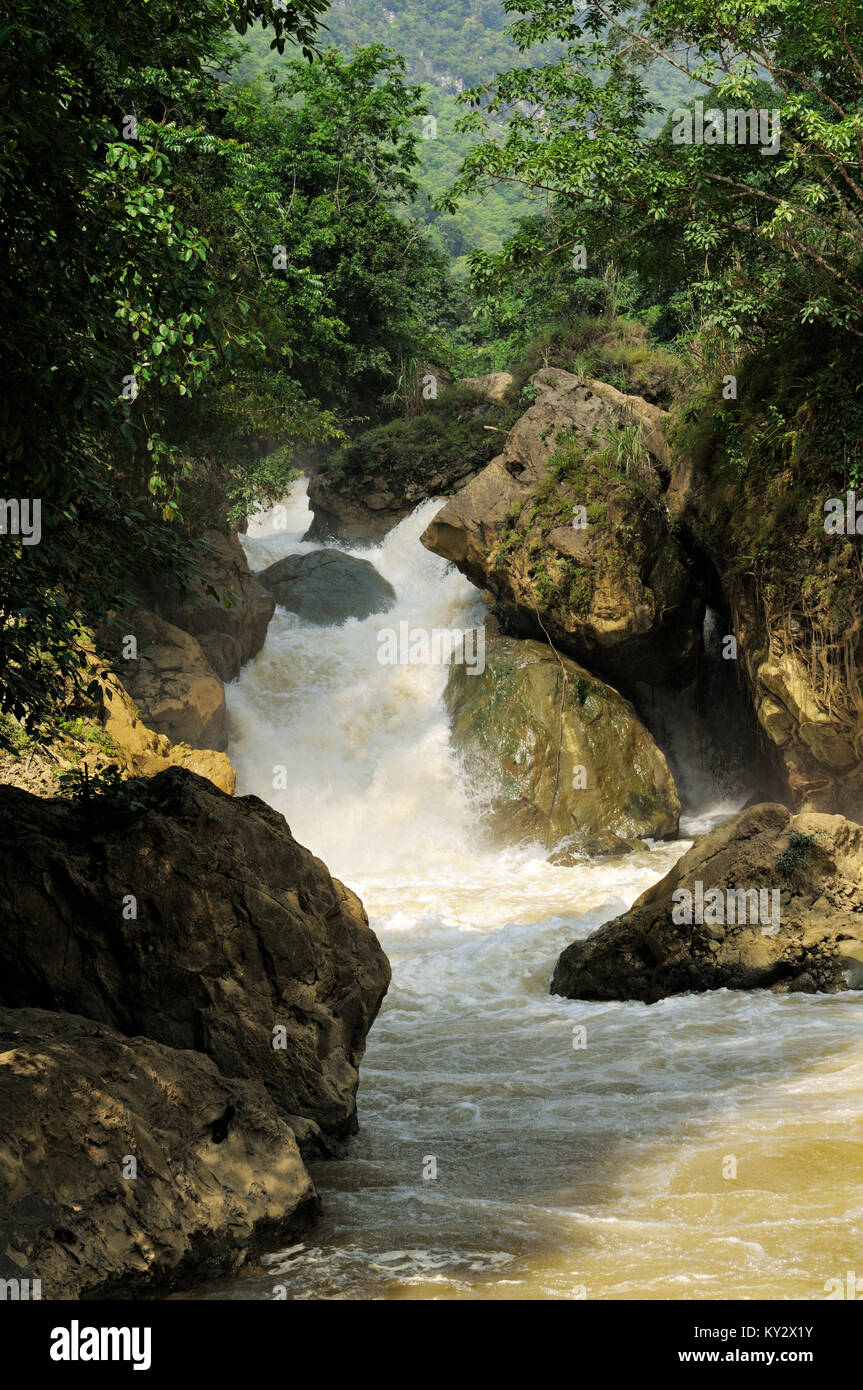 Dau Dang Wasserfall im Wald, Ba National Park, North Vietnam Stockfoto