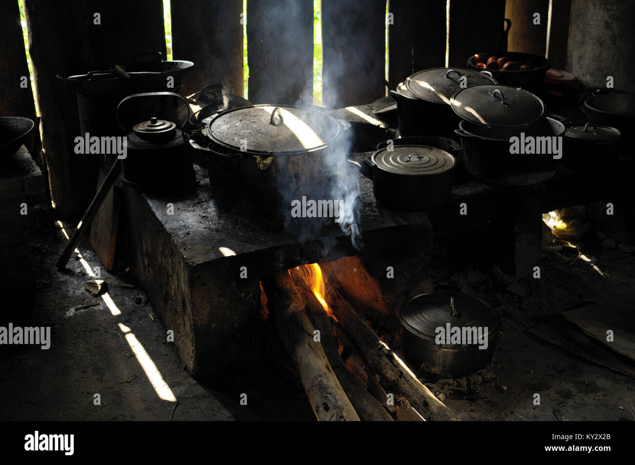 Kochtöpfe und Pfannen auf dem Feuer in einer dunklen Küche, Ba, National Park, North Vietnam Stockfoto