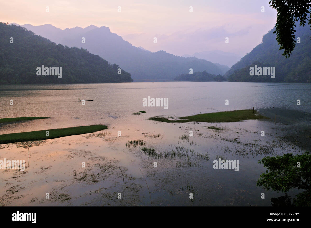 Ba See in der Abenddämmerung, Ba, National Park, North Vietnam Stockfoto