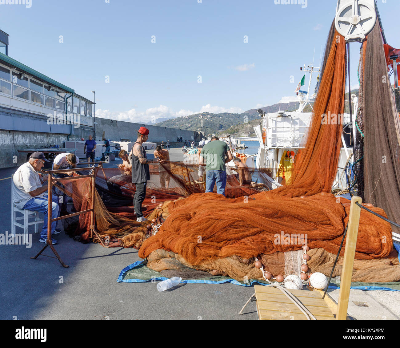 Sardine Fischerboot. Die ganze Familie helfen Reparatur beschädigter Fischernetze Sestri Levanti, Italien Stockfoto