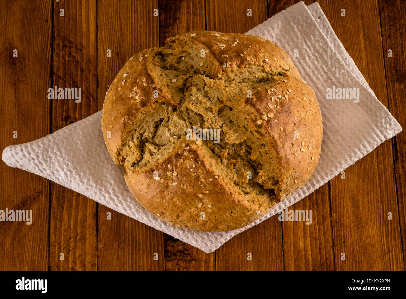 Traditionelle irische Soda Brot für St. Patrick's Day, serviert auf hölzernen Tisch Stockfoto