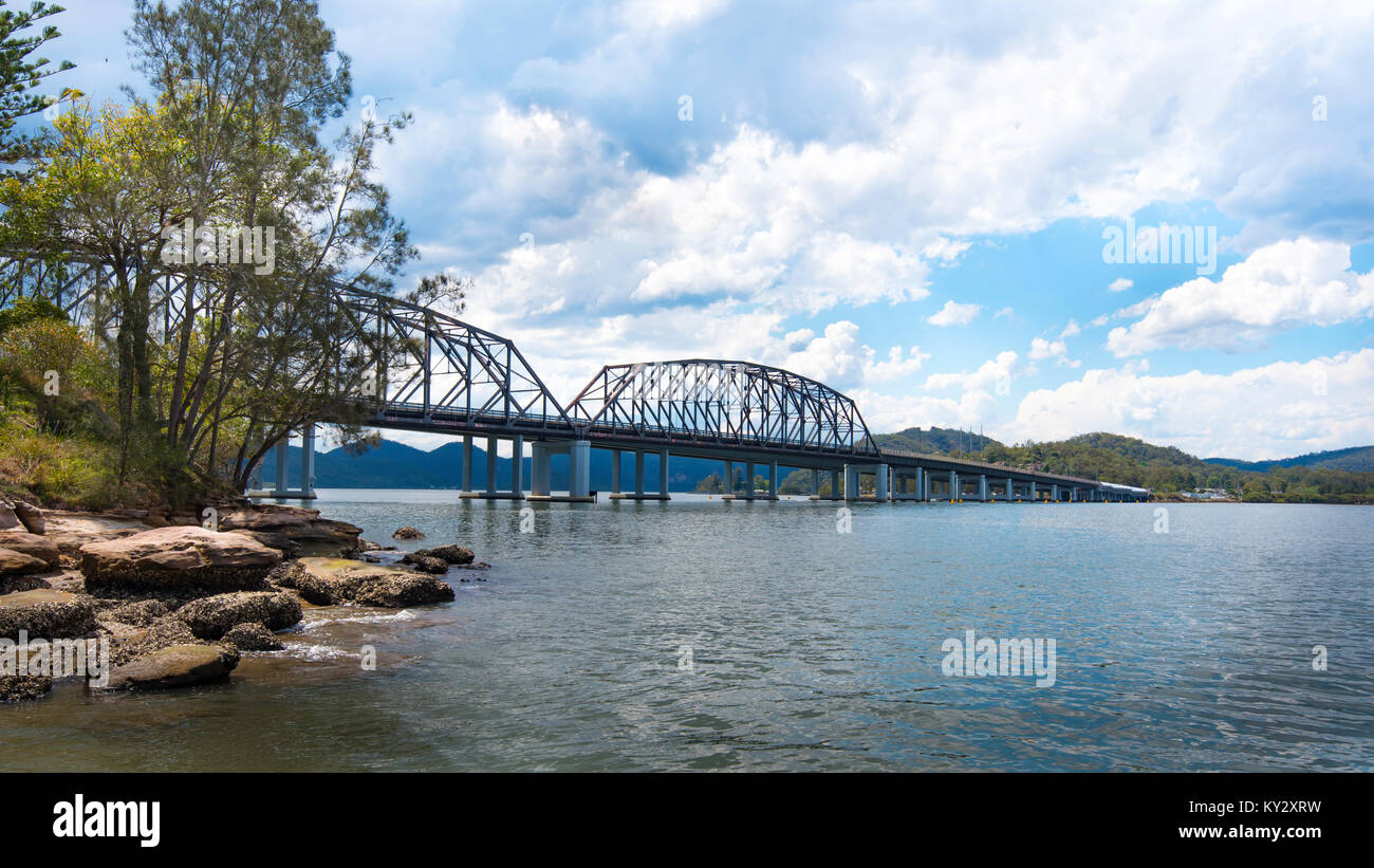 Die ursprüngliche Peats Ferry Bridge in der Nähe von Brooklyn NSW steht neben der neueren konkreten Brooklyn Bridge, wie sie den Hawkesbury River überqueren Stockfoto