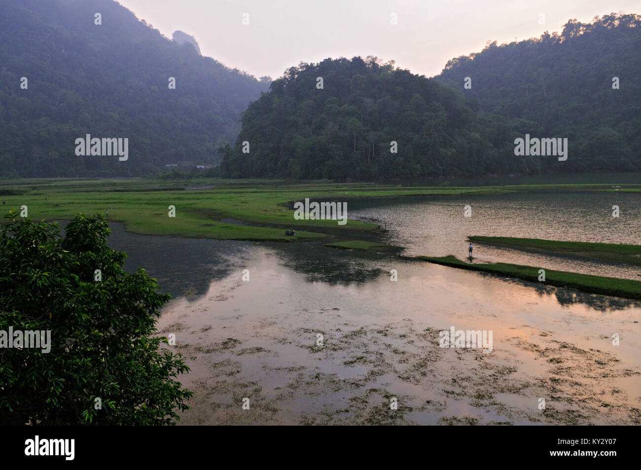 Ende des Tages am See, Ba National Park in North Vietnam. Stockfoto