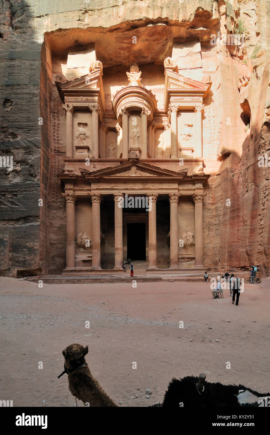 Nahen Osten, Jordanien, Petra, UNESCO-Weltkulturerbe. Die Fassade des Schatzhauses (El Khazneh) Stockfoto