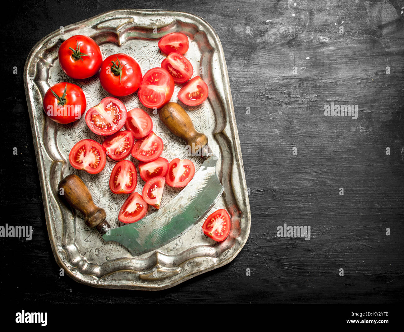 Liced Tomaten auf Stahl Fach auf schwarzen Tafel. Stockfoto