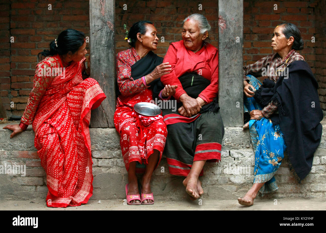 Ältere Frauen Rest in einem Tempel in Bhaktapur. Stockfoto