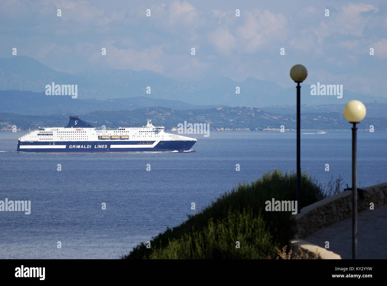 Santa Teresa Gallura, Sardinien. Seeverkehr auf der Straße von Bonifacio Korsika im Hintergrund Stockfoto