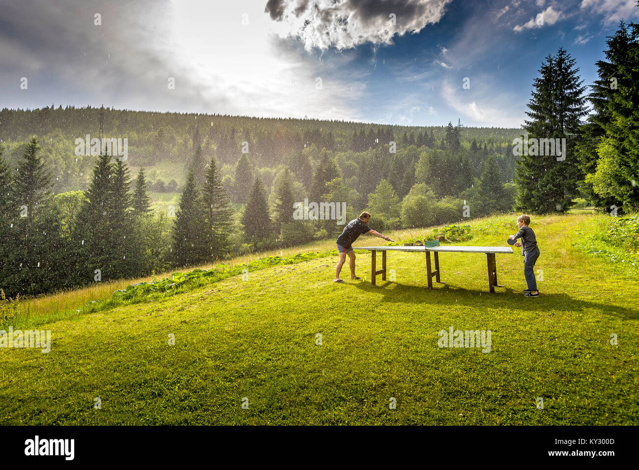 Open air Ping-Pong-Match unter schwierigen Bedingungen Stockfoto