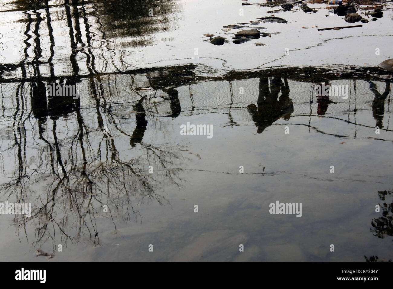 Die Reflexion eines der ältesten Hängebrücke in der Nähe von tribeni Panauti Ghat über Punyamata River. Stockfoto