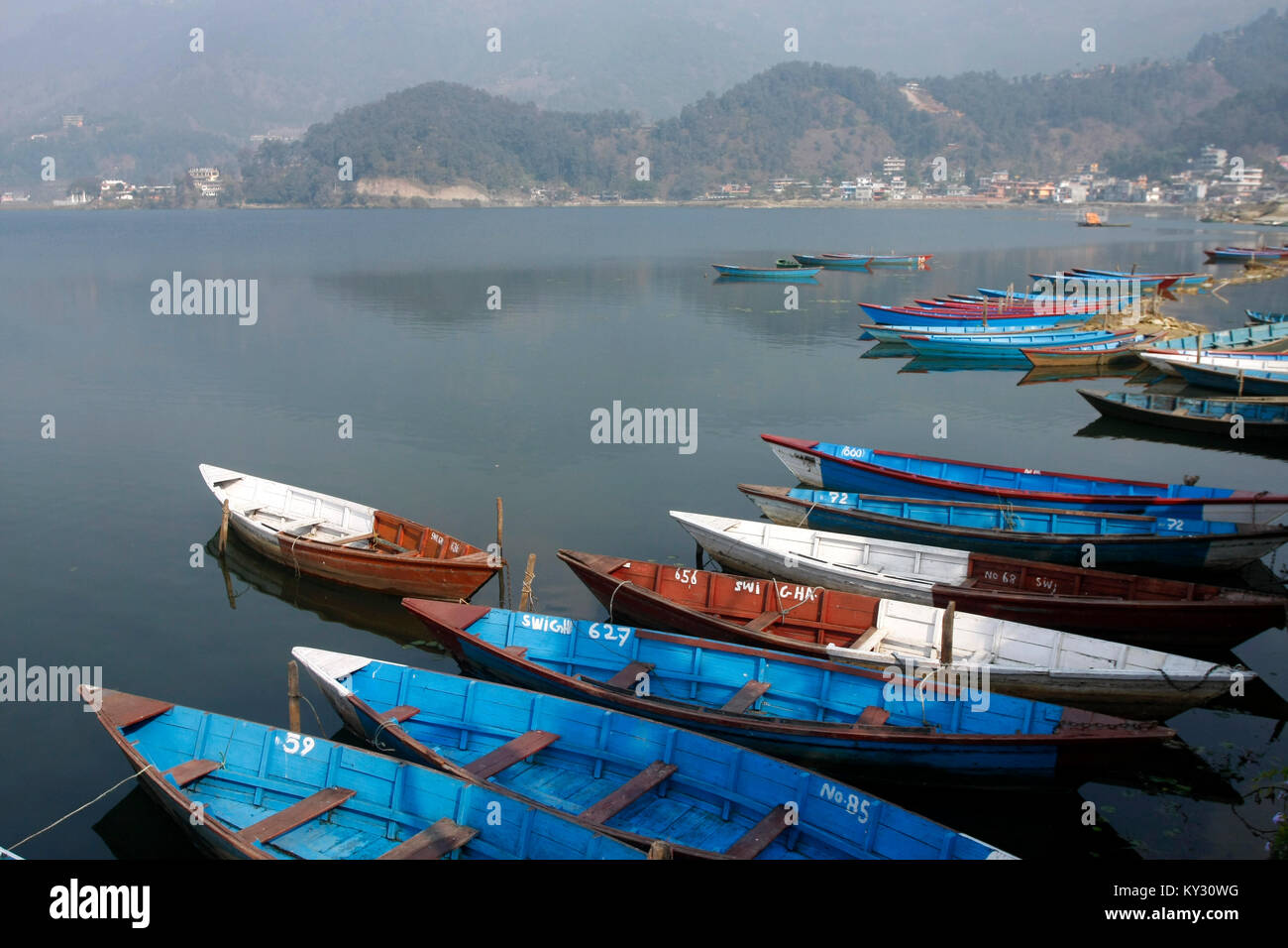 Bunte Boote aus Holz in den Fewasee Pokhara. Stockfoto