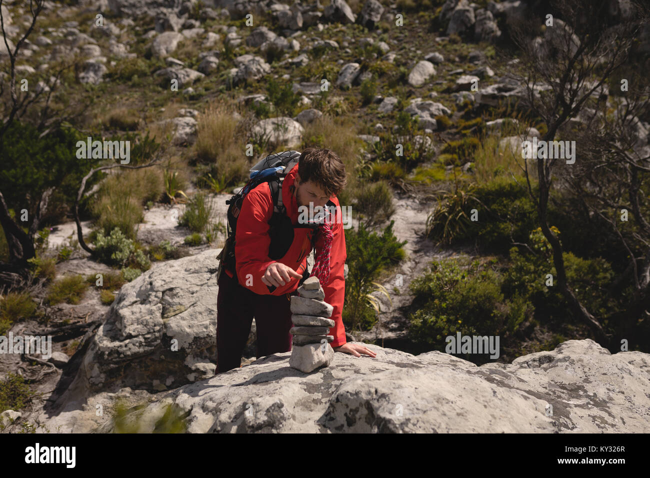 Wanderer, Rock cairn Route zu markieren Stockfoto