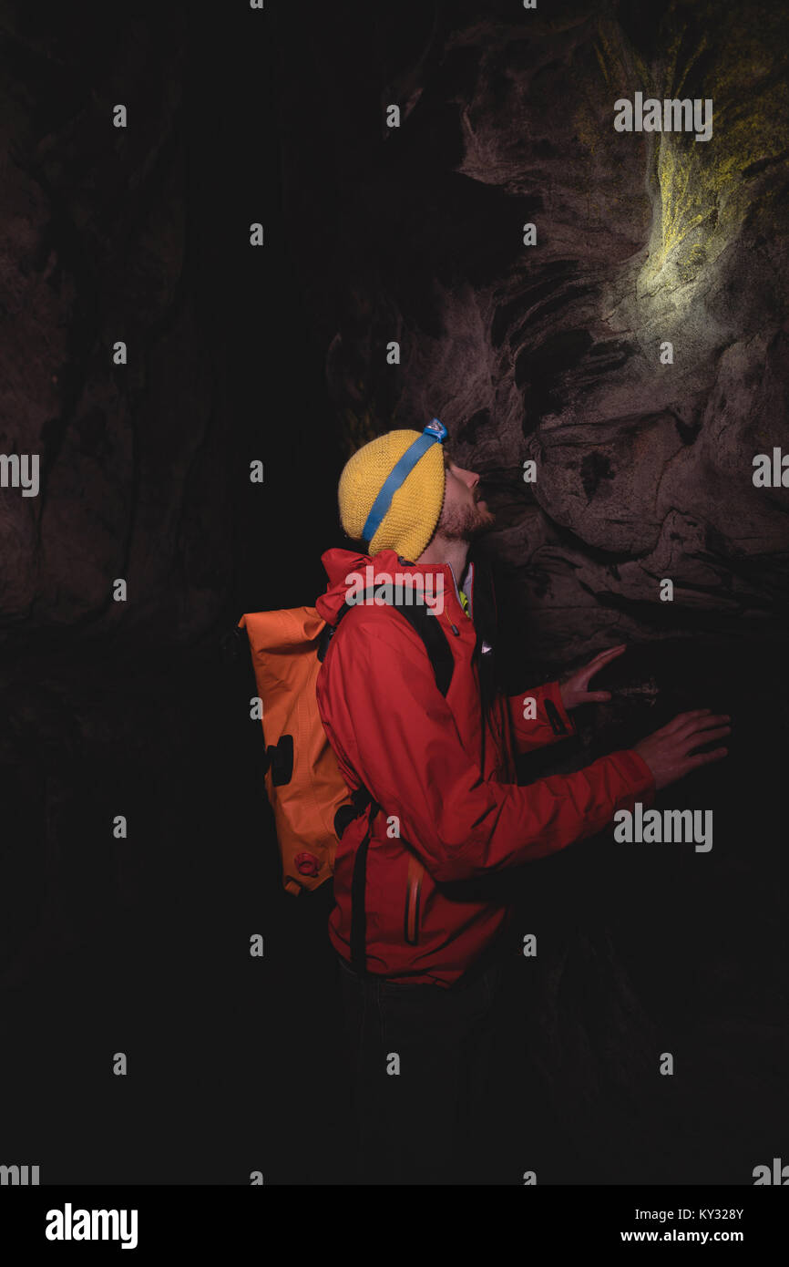 Wanderer Felsen Inspektion in einer dunklen Höhle Stockfoto