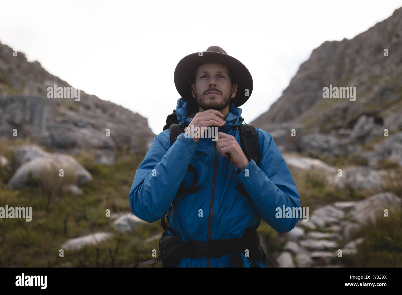 Wanderer Befestigung seine Kuh Boy Hut Stockfoto