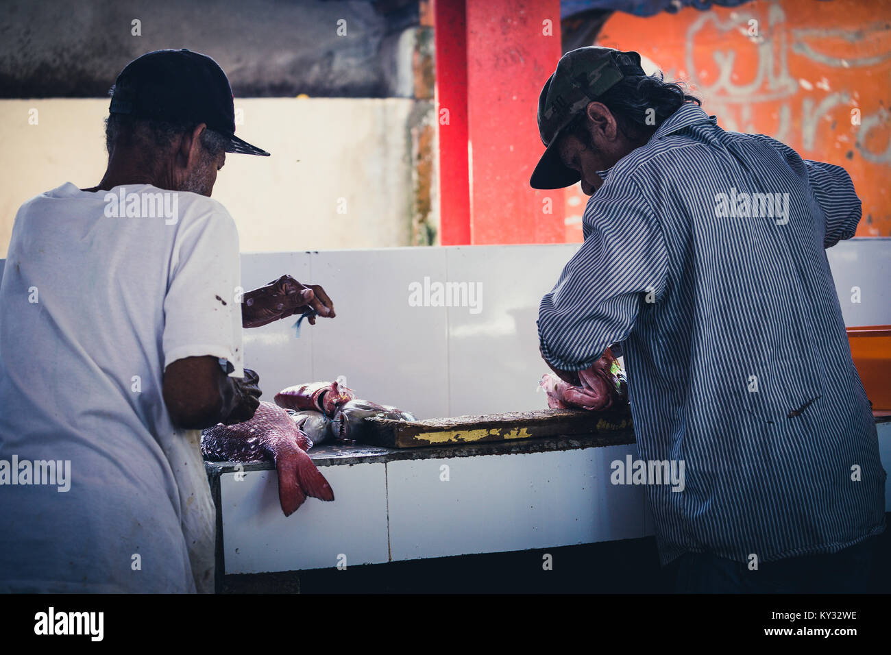 Zwei fischer Reinigung Fische zum Verkauf am Markt, Victoria, Seychellen Stockfoto