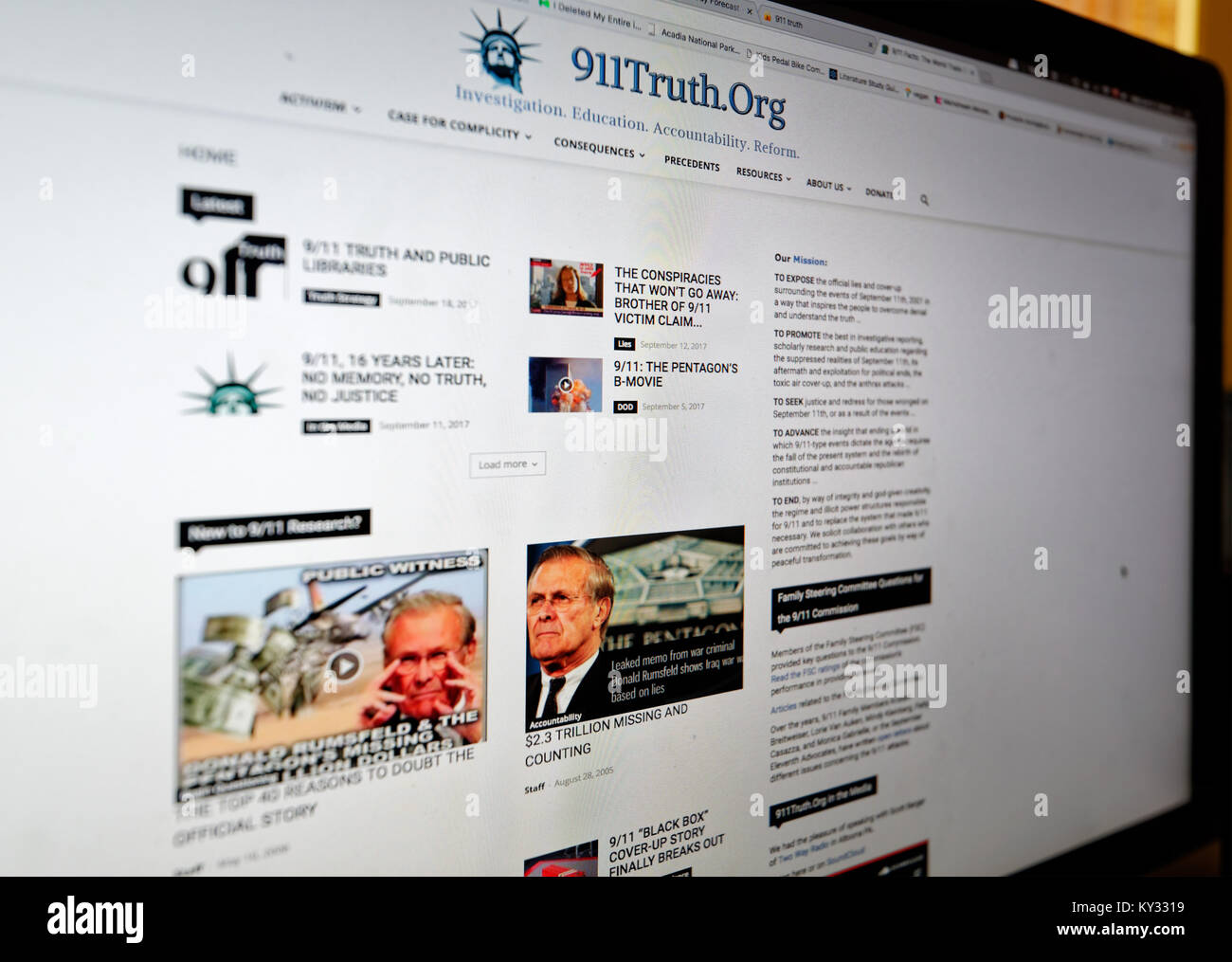 Ein Bildschirm zeigt eine Webseite für 9/11 Wahrheit, Menschen, die Fragen nach der Wahrheit über die New Yorker Terroranschläge sind Stockfoto