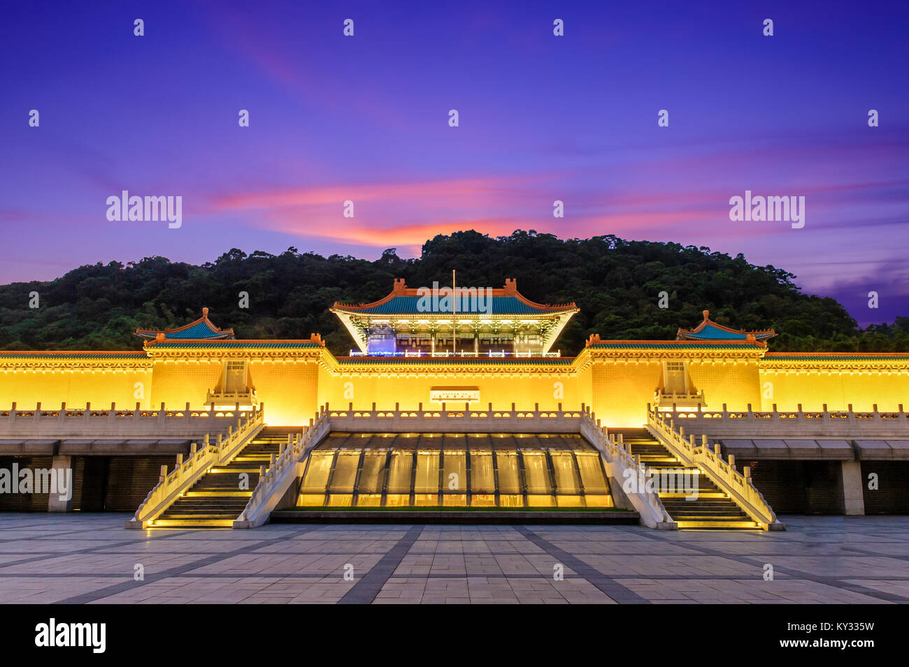 Nachtaufnahme der Nationalen Palastmuseum in Taipeh Stockfoto
