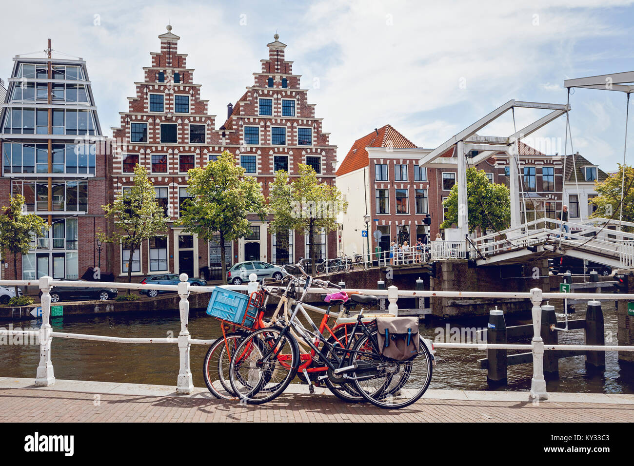 Haarlem, Niederlande. Niederländische Fahrräder am Geländer der am Kanal in der Nähe von einem Anheben der Brücke geparkt. Traditionelle holländische Architektur. Stockfoto