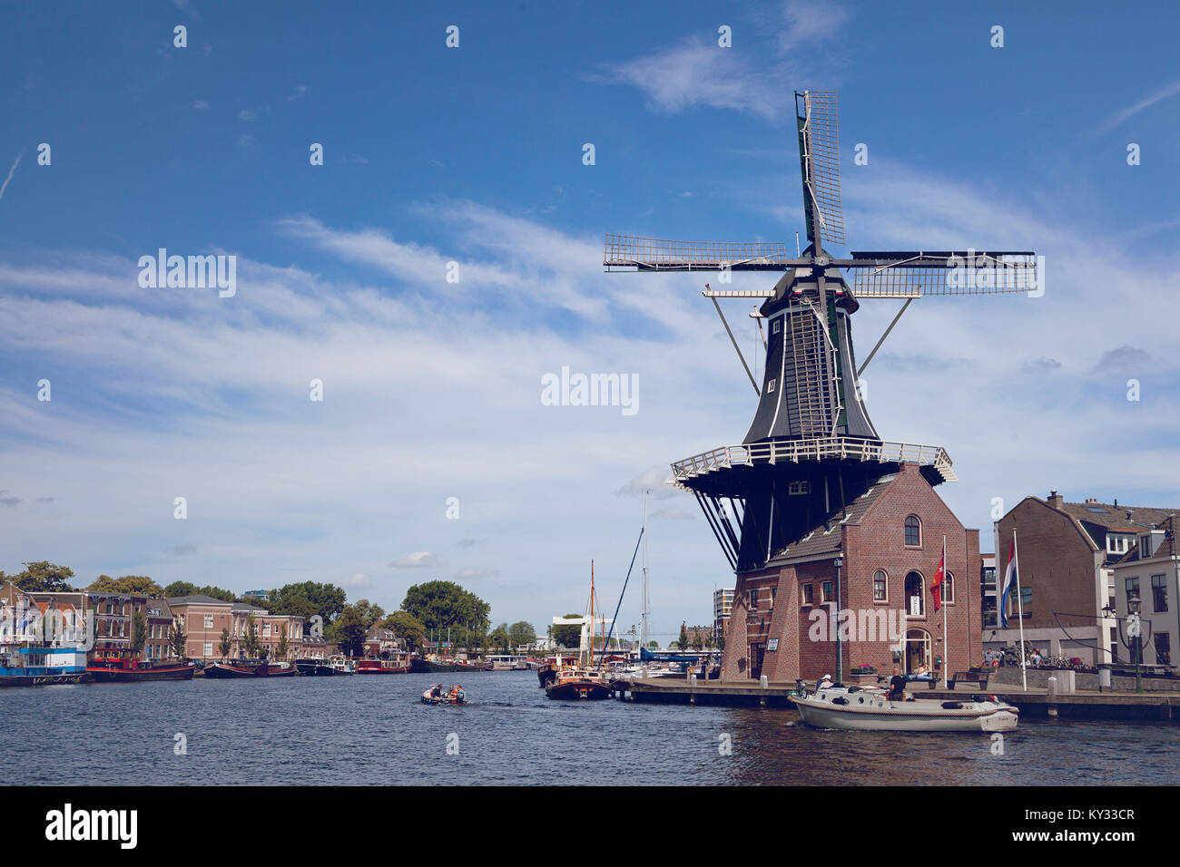Haarlem, Niederlande. De Adriaan, Sehenswürdigkeiten Windmühle im Zentrum von Haarlem auf der Spaarne Fluss Stockfoto