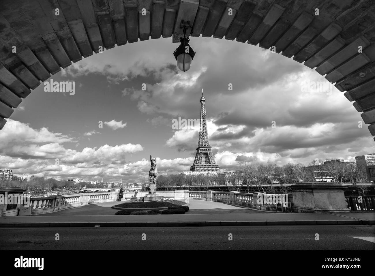 Eiffel-Turm-Blick von Bir Hakeim Brücke, Paris, Frankreich Stockfoto