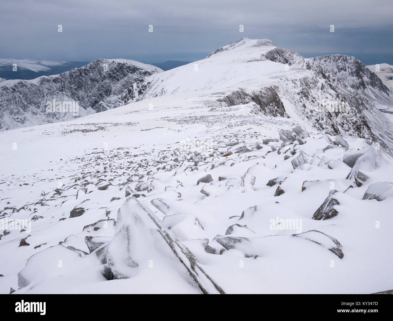 Blick auf Penygadair, den Gipfel des Cadair Idris, von mynydd Moel unter winterlichen Bedingungen. Snowdonia National Park, North Wales. Stockfoto