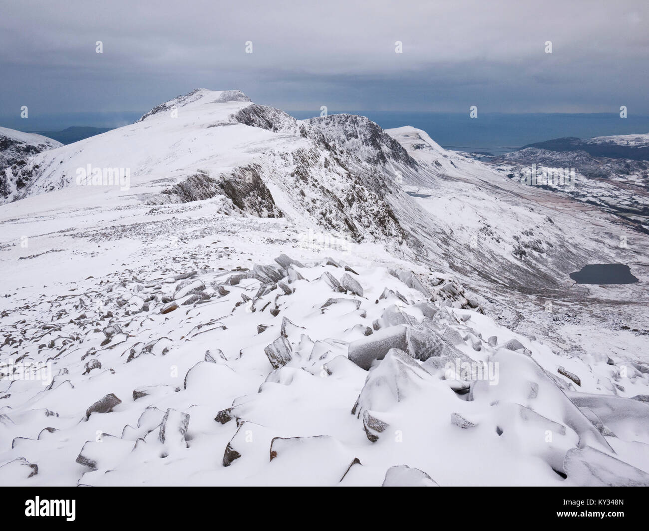 Blick auf Penygadair, den Gipfel des Cadair Idris, von mynydd Moel unter winterlichen Bedingungen. Snowdonia National Park, North Wales. Stockfoto