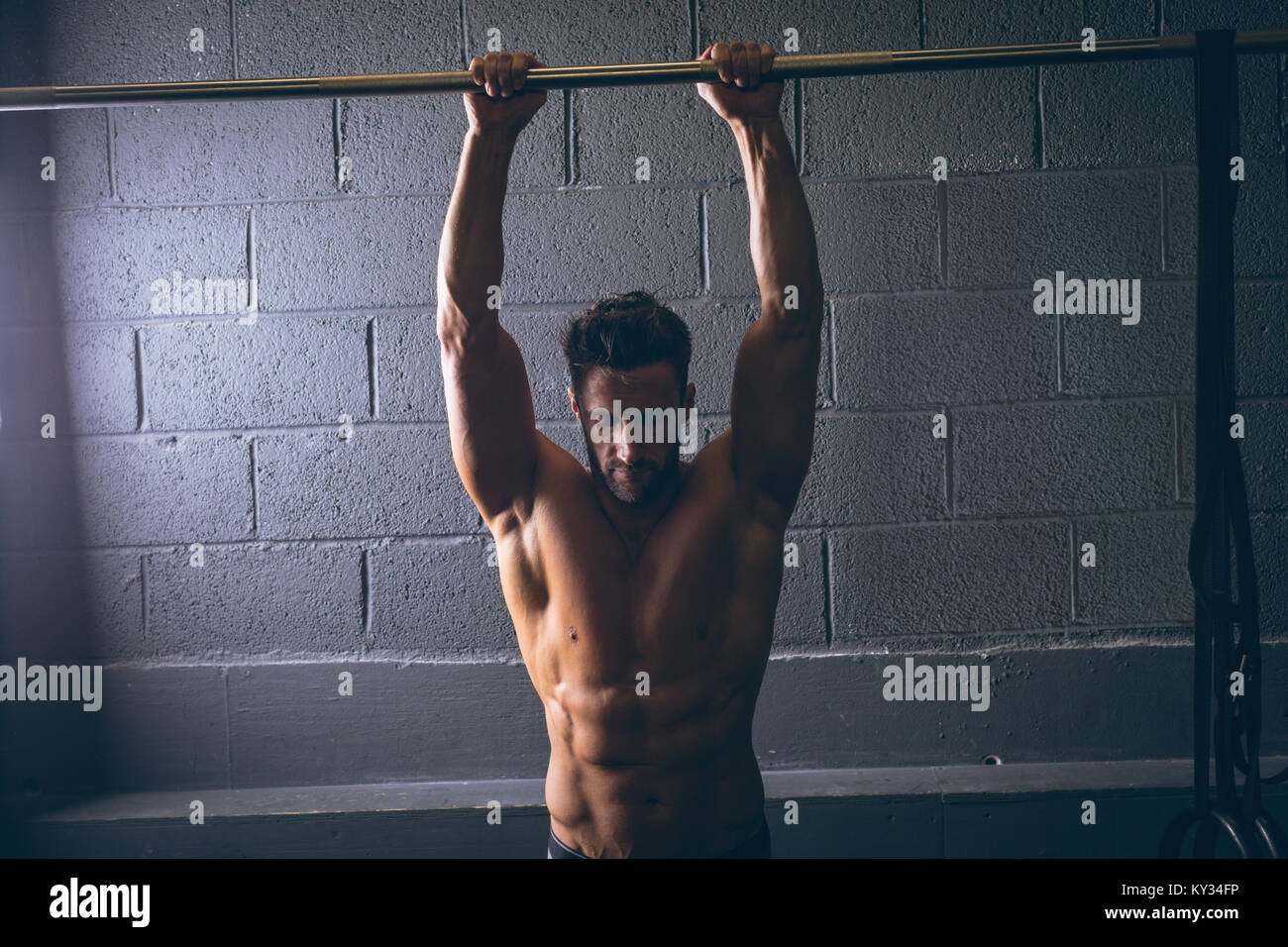 Muskulöse mann Ausübung auf Pull-up Bar Stockfoto