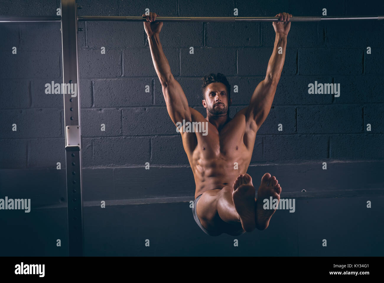 Muskulöse mann Ausübung auf Pull-up Bar Stockfoto