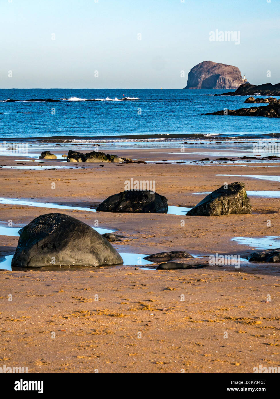 West Beach, North Berwick, East Lothian, Schottland, Großbritannien. Sandstrand mit Felsen und Blick auf die Bass Rock am Horizont auf kalten Tag im Winter Stockfoto