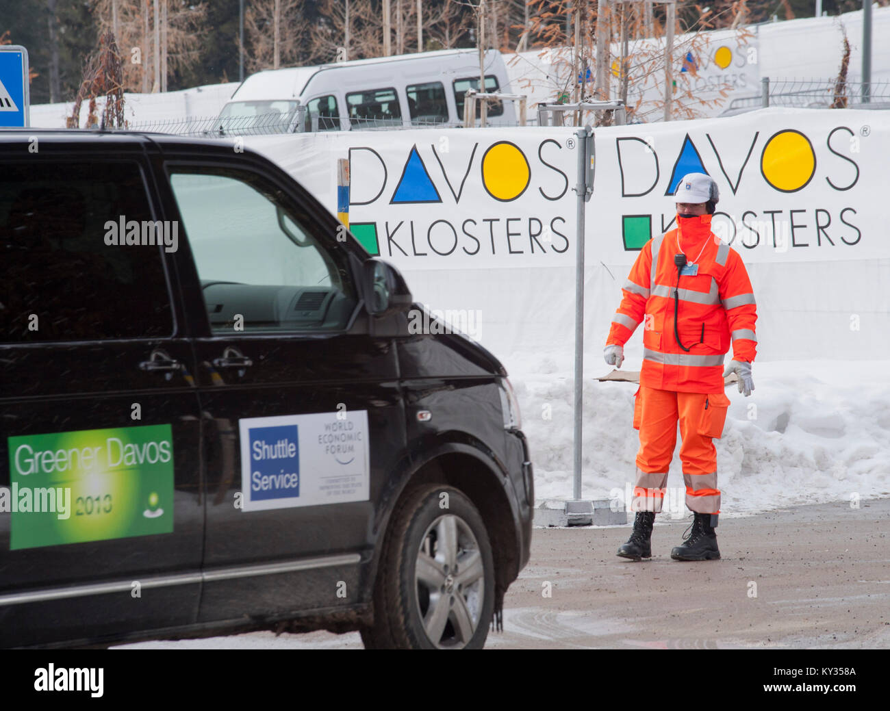 Polizisten auf einen Checkpoint in der Mitte der kleinen Schweizer Dorf Davos während des World Economic Forum (WEF) am 25. Januar 2013. Jedes Jahr, massive Sicherheitsvorkehrungen für das WEF die kleinen Schweizer Bergwelt von Davos in eine Festung verwandeln. Stockfoto