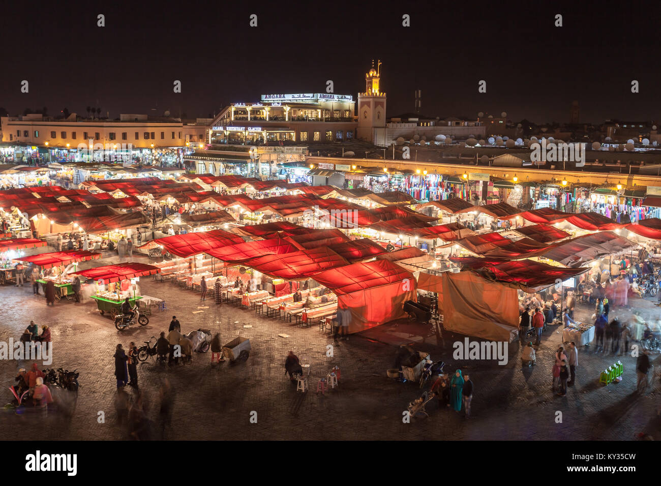 Marrakesch, Marokko - 22. FEBRUAR 2016: Djemaa el Fna (auch Jemaa el-Fnaa, Djema el-Fna oder Djemaa el-Fnaa) ist ein Quadrat und Marktplatz in Marrakesch ist Stockfoto