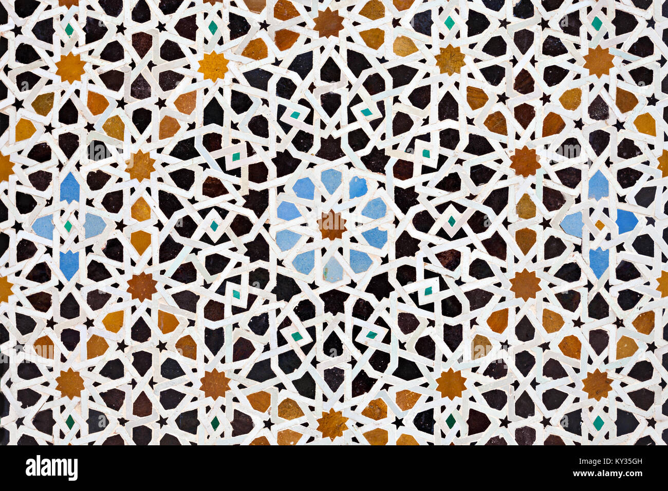 FES, MAROKKO - 27. FEBRUAR 2016: Pattern design Element der Madrasa Bou Inania in Fes in Marokko. Medrese Bou Inania ist als hervorragendes Beispiel bekannt Stockfoto