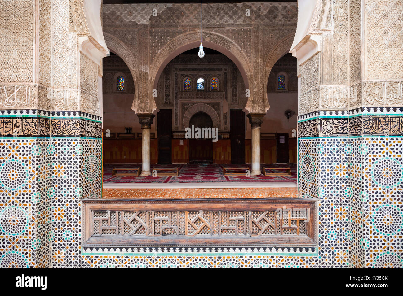 FES, MAROKKO - 27. FEBRUAR 2016: Pattern design Element der Medersa Bou Inania in Fes in Marokko. Medersa Bou Inania ist als eine hervorragende Marinid bekannt Stockfoto
