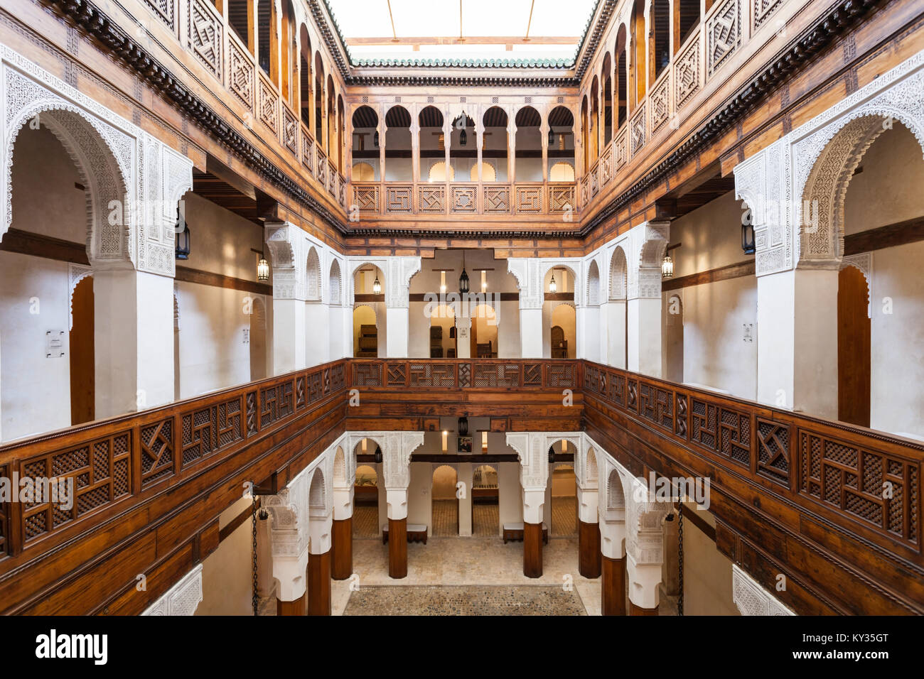 FES, MAROKKO - 27. FEBRUAR 2016: nejjarine Museum für Holz- und Kunsthandwerk in Fes, Marokko. Nejjarine Museum ist ein sehr beliebter Ort in Fes. Stockfoto