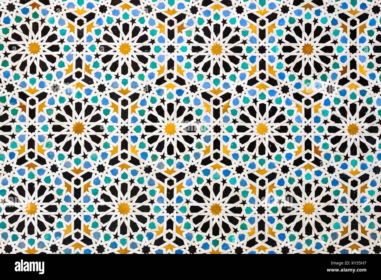 FES, MAROKKO - 27. FEBRUAR 2016: Pattern design Element der Al-Attarine Madrasa in Fes, Marokko. Stockfoto