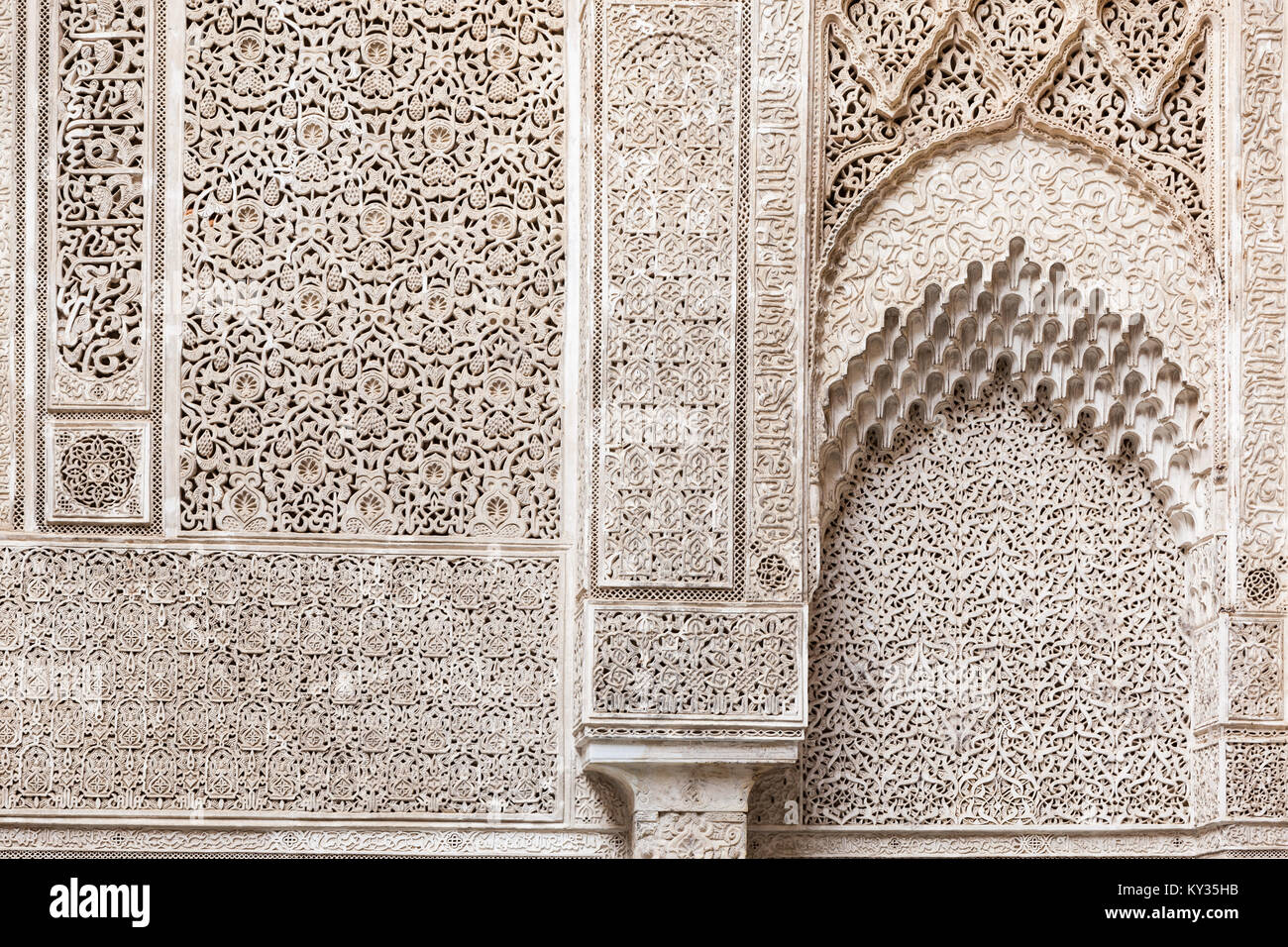 FEZ, MAROKKO - 27. FEBRUAR 2016: Pattern design Element der Al Attarine Madrasa in Medina von Fez in Marokko. Stockfoto