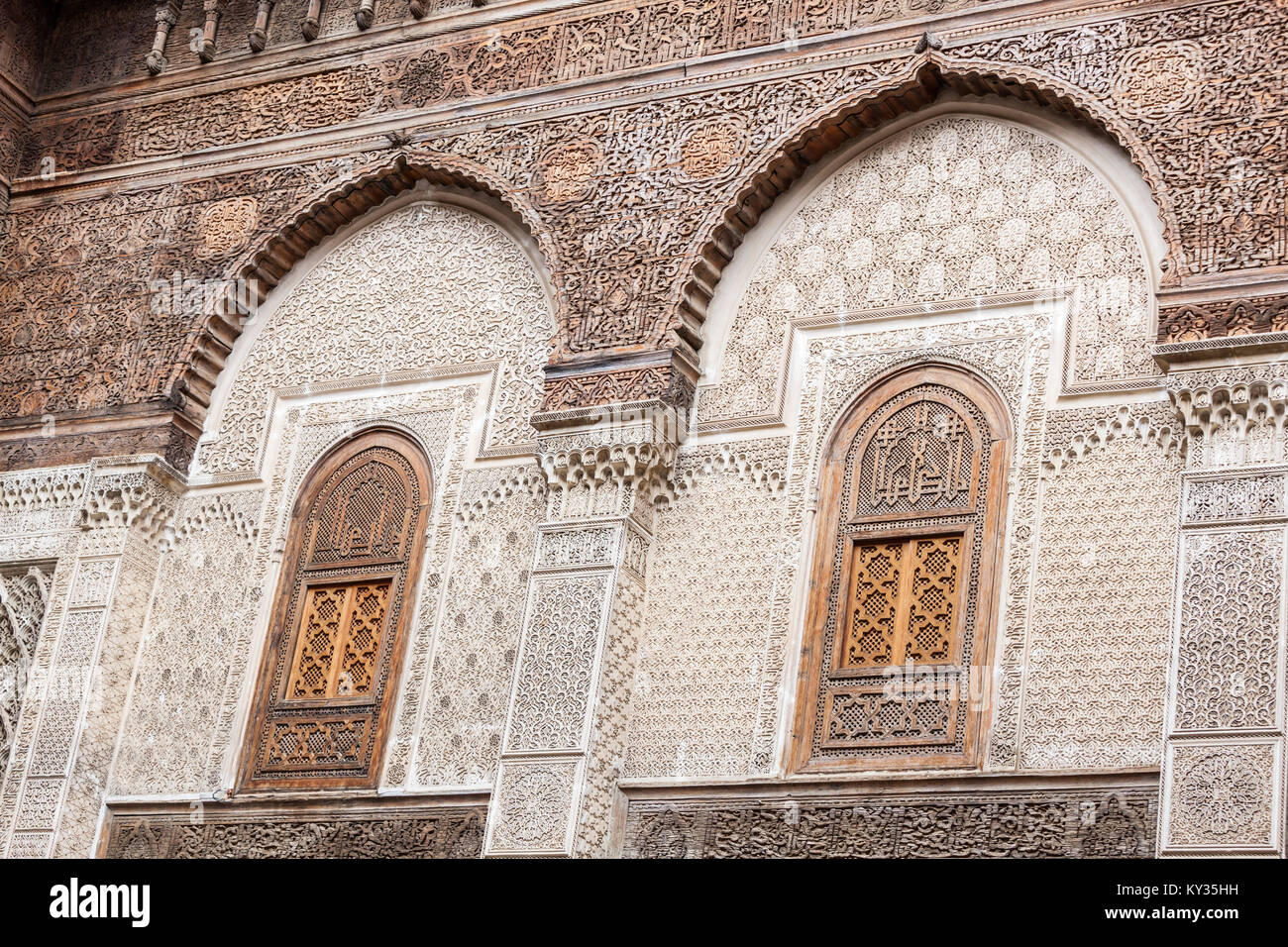 FES, MAROKKO - 27. FEBRUAR 2016: Pattern design Element der Al-Attarine Madrasa in Fes, Marokko. Stockfoto