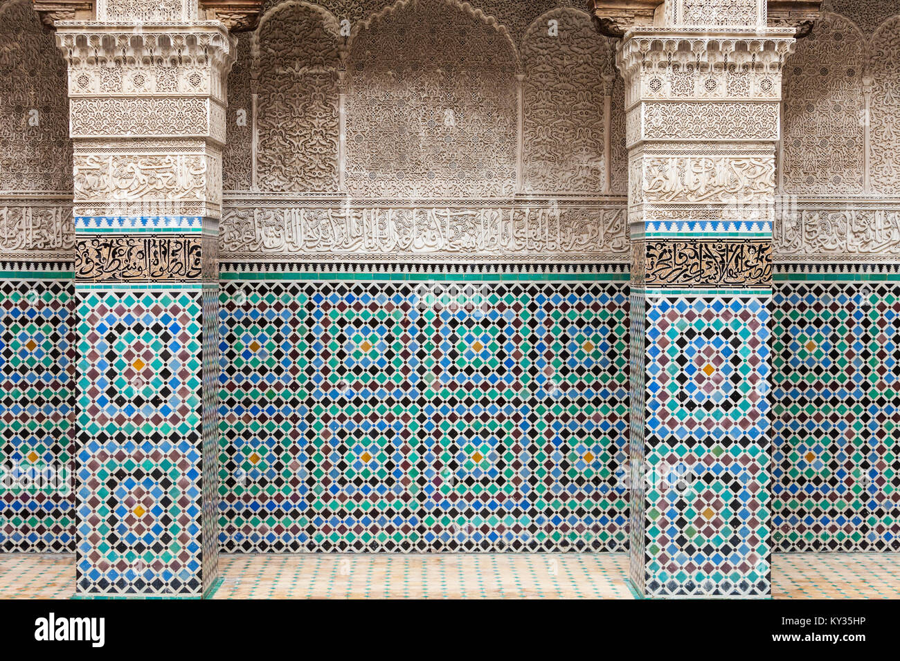 FEZ, MAROKKO - 27. FEBRUAR 2016: Pattern design Element der Al Attarine Madrasa in Medina von Fez in Marokko. Stockfoto