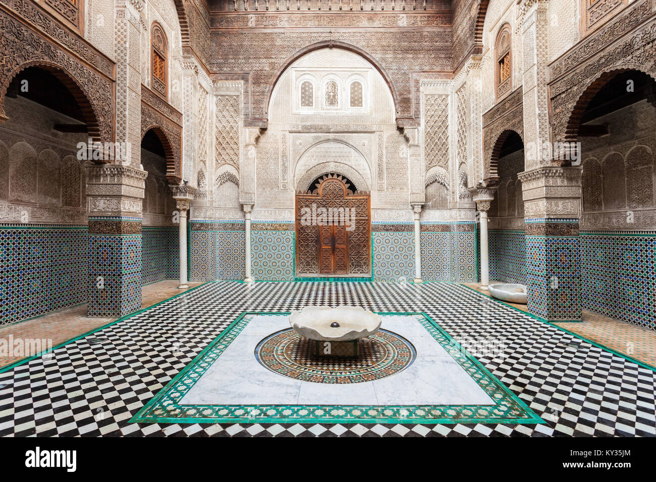 FES, MAROKKO - 27. FEBRUAR 2016: Die medrese Al-Attarine ist eine Madrasa in Medina von Fez in Marokko, in der Nähe der Moschee Al-Qarawiyyin Fes Stockfoto