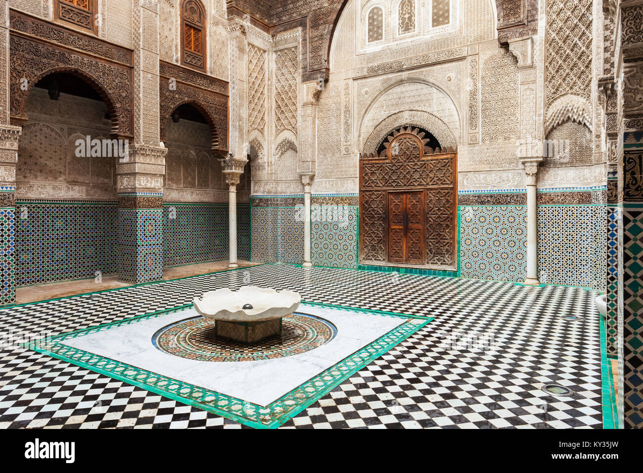 FES, MAROKKO - 27. FEBRUAR 2016: Die medrese Al-Attarine ist eine Madrasa in Medina von Fez in Marokko, in der Nähe der Moschee Al-Qarawiyyin Fes Stockfoto