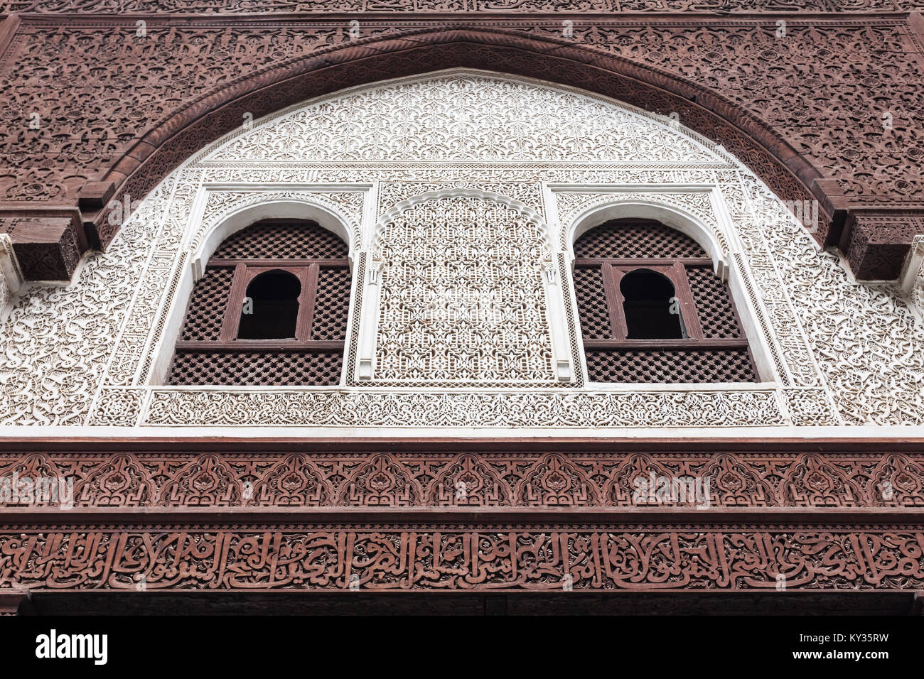 MEKNES, Marokko - Februar 29, 2016: Pattern design Element der Madrasa Bou Inania in Meknes, Marokko. Medrese Bou Inania ist als exc quittiert Stockfoto