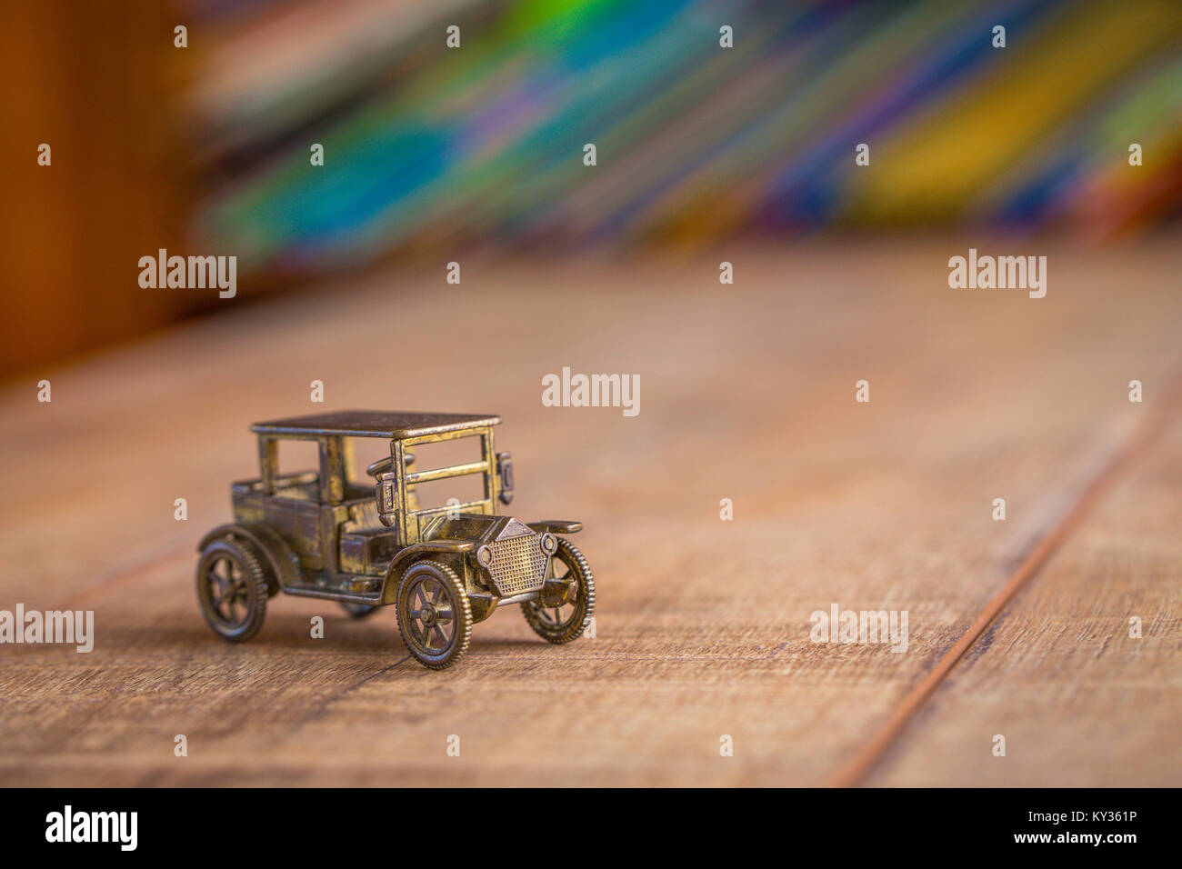 Vintage Metall auto Spielzeug mit bunten Bücher auf einem Regal im Hintergrund Stockfoto
