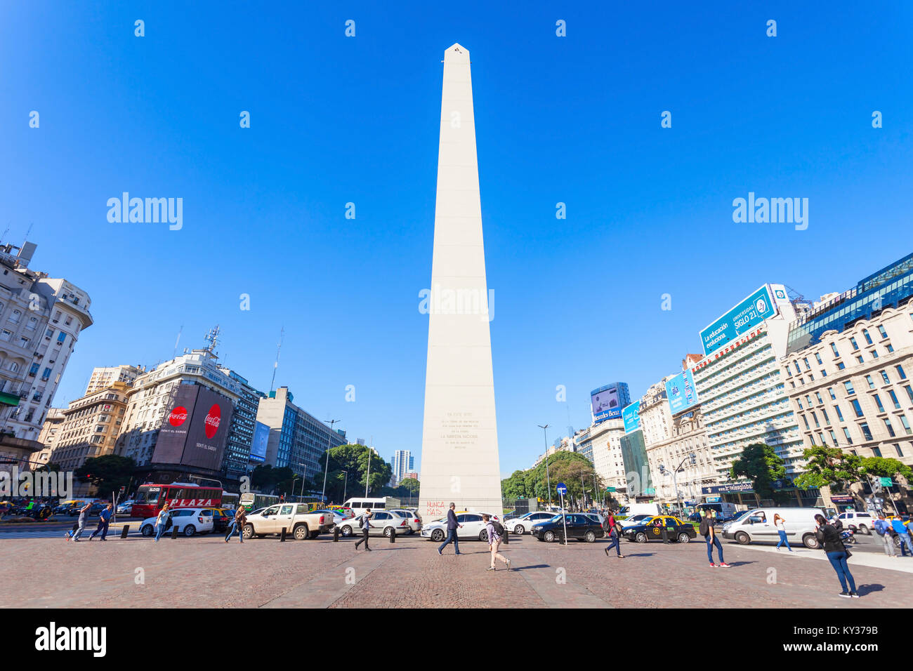 BUENOS AIRES, ARGENTINIEN - 14. APRIL 2016: Obelisco in Buenos Aires in Argentinien. Der Obelisk von Buenos Aires ist ein Nationales historisches Denkmal und Symbol Stockfoto