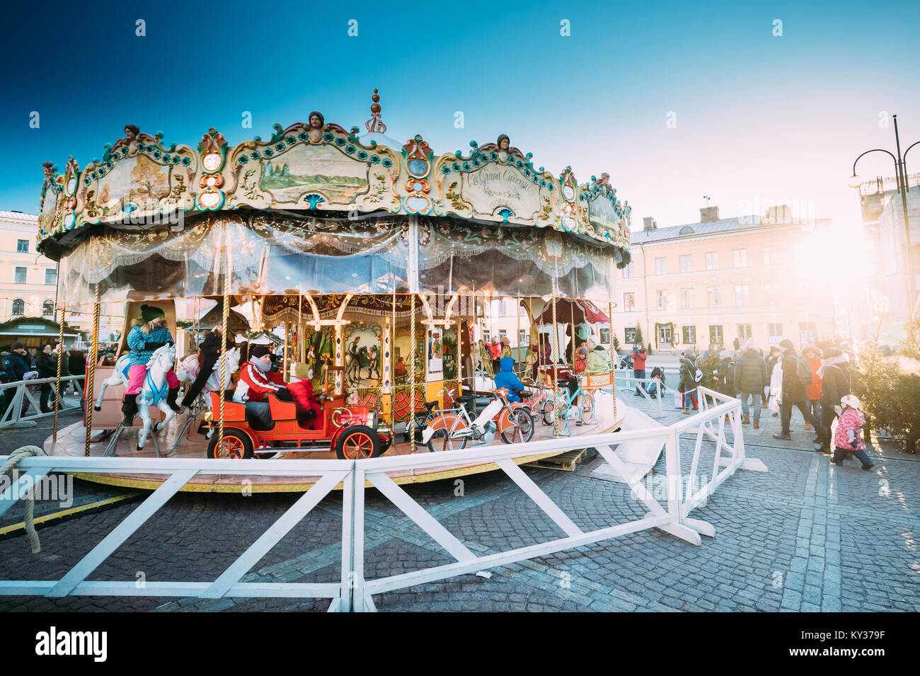 Helsinki, Finnland - 11. Dezember 2016: Weihnachtsferien Karussell in Senate Platz im sonnigen Wintertag Stockfoto