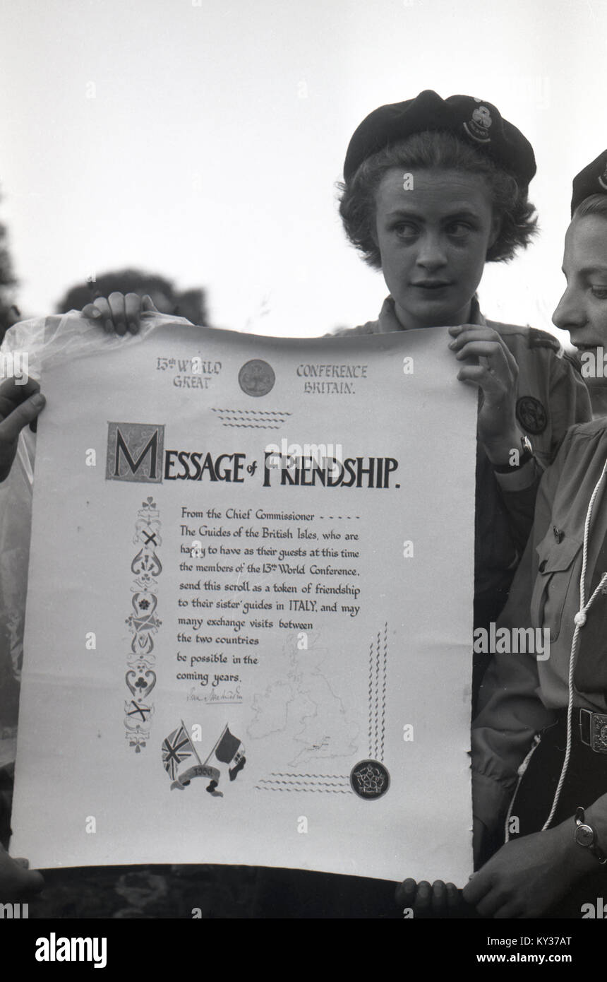 1950, historische Bild zeigt zwei Mädchen führt einen 'Message der Freundschaft" in Italien an der 13. Internationalen Konferenz, an der nur die Women's College, St Hugh's, Oxford University, England, UK. Stockfoto