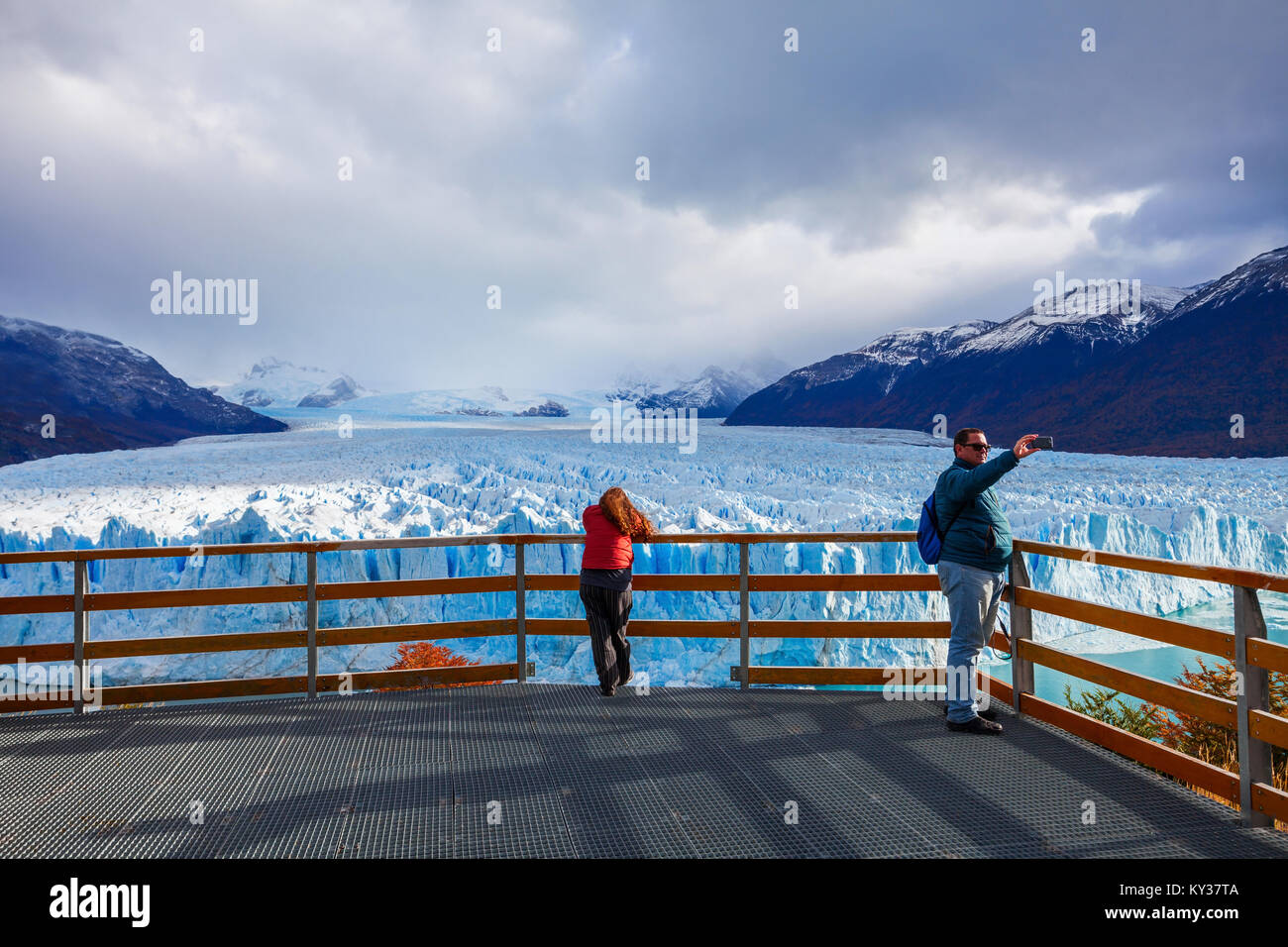 EL CALAFATE, Argentinien - 21. APRIL 2016: Touristen in der Nähe der Gletscher Perito Moreno, Argentinien. Perito Moreno ist ein Gletscher im Los Glaciares N Stockfoto