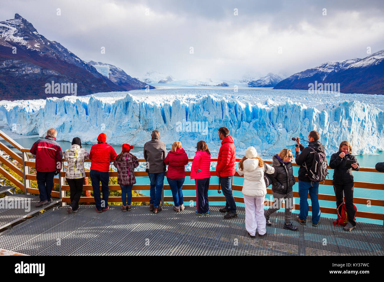 EL CALAFATE, Argentinien - 21. APRIL 2016: Touristen in der Nähe der Gletscher Perito Moreno, Argentinien. Perito Moreno ist ein Gletscher im Los Glaciares N Stockfoto