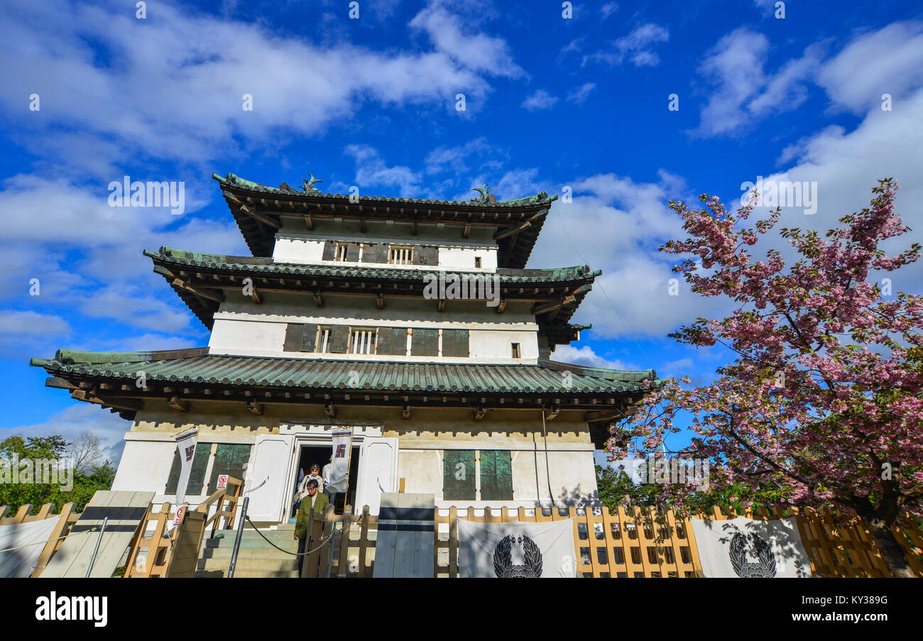 Aomori, Japan - 16. Mai 2017. Menschen besuchen Hirosaki Schloss in Aomori, Japan. Hirosaki war die Hauptstadt der Tsugaru Clan, der einmal über viel von ausgeschlossen Stockfoto