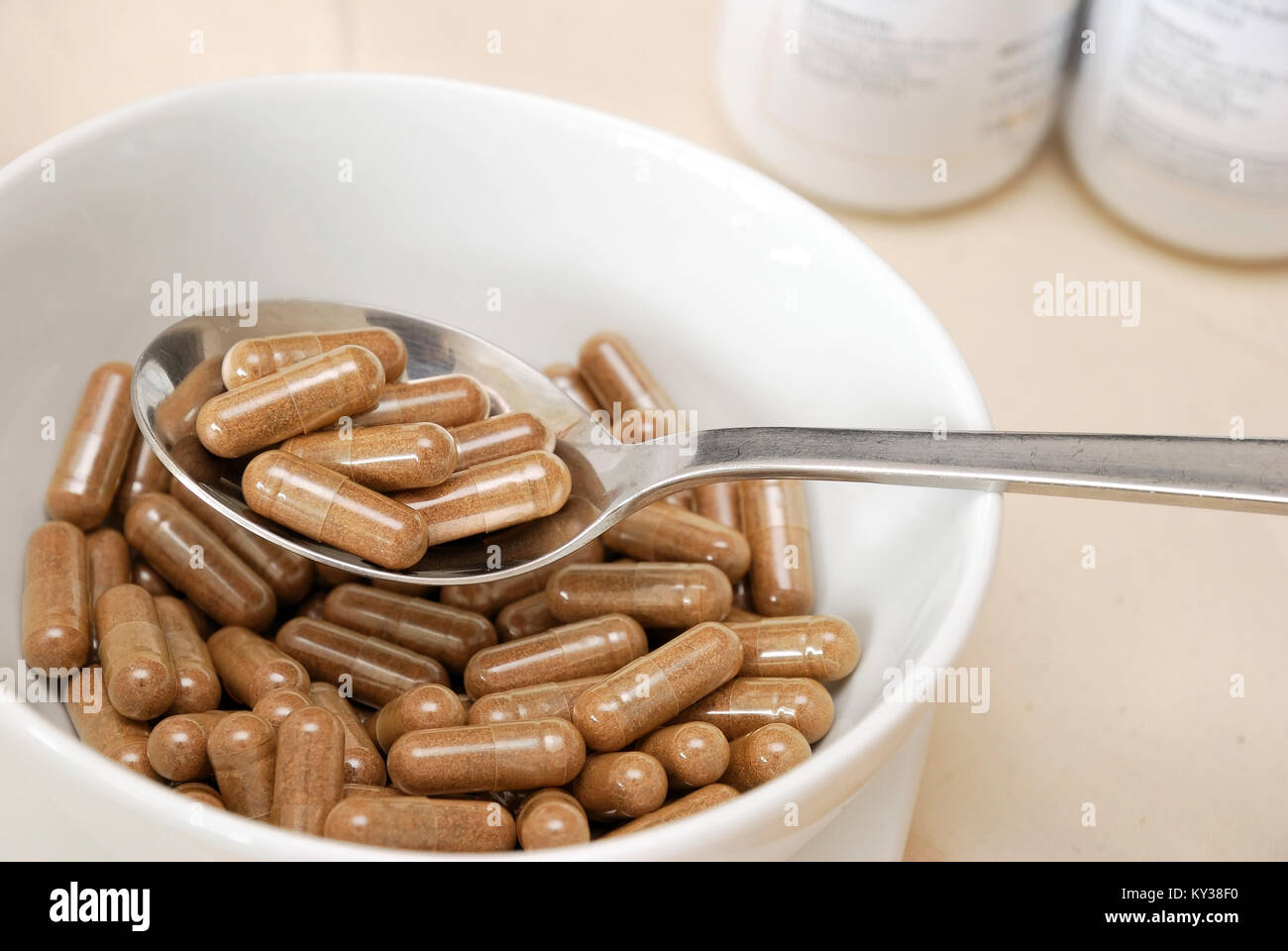 Löffel Medizin Kapseln in der Suppenschüssel. Was bedeutet Drogensucht, gesunde Ernährung und Lebensstil, Diät und Abnehmen, und healthcare Konzepte. Stockfoto