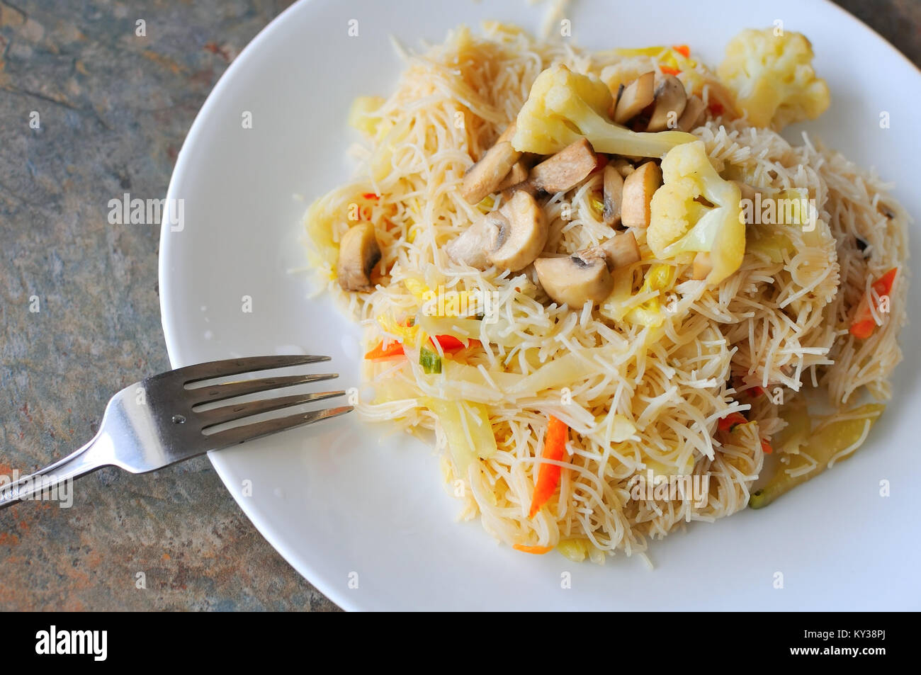 Vegetarische Nudeln mit gesunden Zutaten mit Gabel vorbereitet. Stockfoto